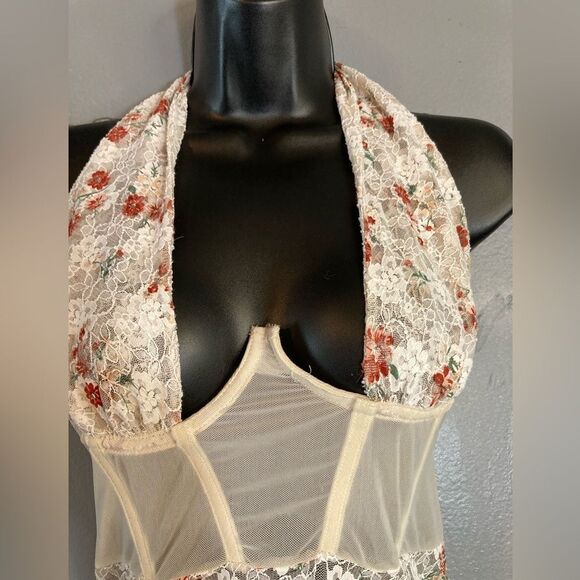 Cream floral lace bodysuit - Picture 2 of 6